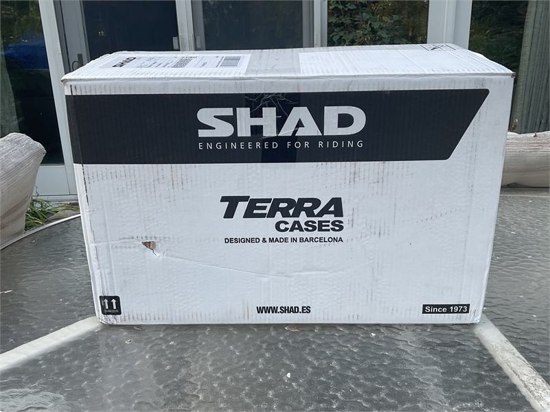 Shad Terra TR55 Top Case (Pure Black) and Aluminum Mounting Kit for 2016 R1200RT