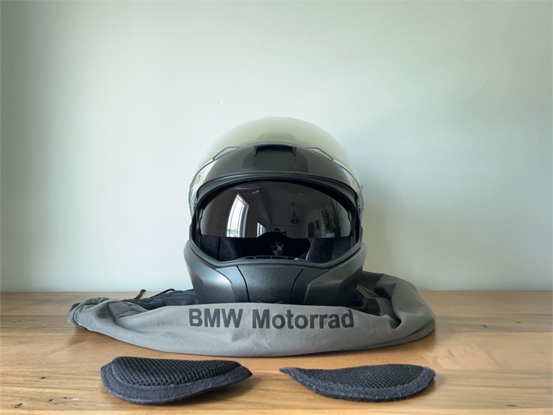 FREE SHIPPING! GREAT CONDITION BMW SYSTEM 6 FLIP-UP HELMET NEW ANTIFOG VISOR, SUN VISOR SIZE 52/53