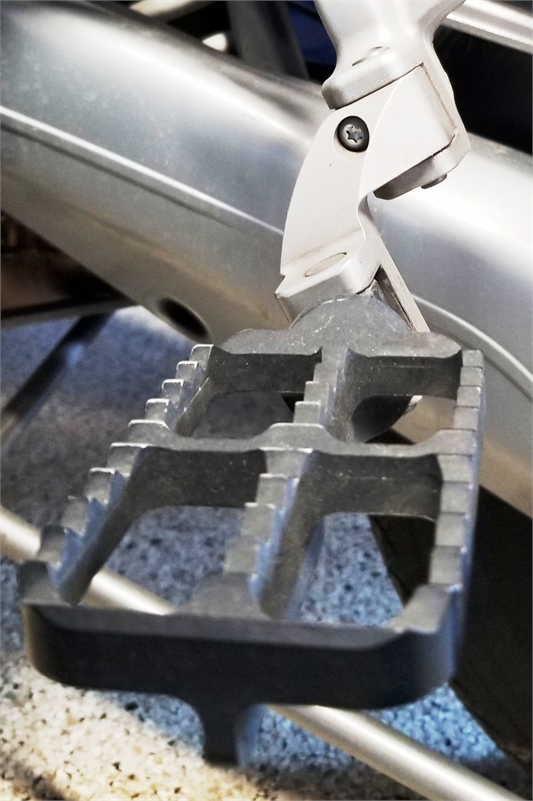 Passenger Footpeg Lowering With Gripper Pegs For R1200/1250 GS Wethead