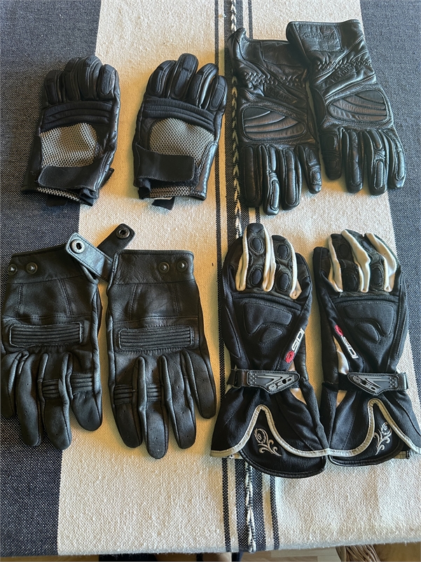 Four Women's moto gloves, 