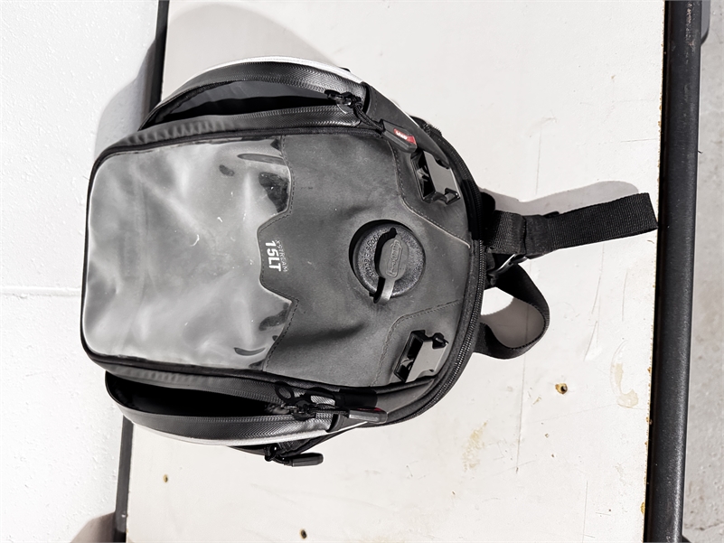 Givi 15 ltr tankloc tank bag w/power lead 